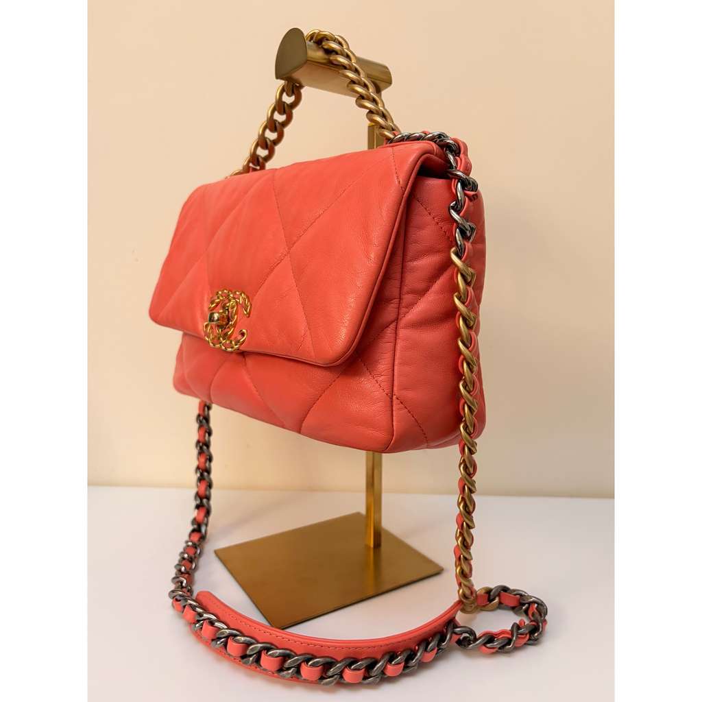 Chanel 19 Flap Bag Pink Leather Good condition - Model View